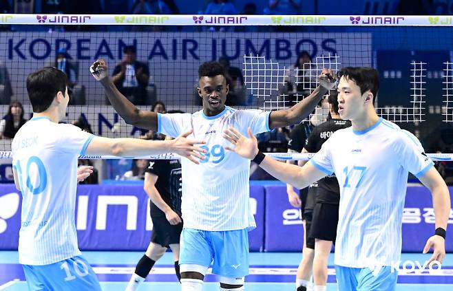 남자 프로배구 대한항공 점보스는 4일 인천 계양체육관에서 열린 현대캐피탈 스카이워커스와의 진에어 2025-2026 V리그 챔피언결정(5전 3선승제) 2차전에서 풀세트 접전 끝에 세트스코어 3-2(25-23 25-18 24-26 18-25 18-16) 승리를 거뒀다. 대한항공은 지난 2일 같은 장소에서 열린 1차전에서도 세트스코어 3-2(25-19 19-25 23-25 25-20 15-11)로 이겼다. 이번 시즌 컵대회와 정규리그 모두 정상에 오른 대한한공은 남은 3~5차전에서 1승만 거두면 지난 2023-2024시즌 이후 2년 만에 챔피언결정전 우승을 차지할 뿐만 아니라 3관왕에 오른다. 한국배구연맹(KOVO)