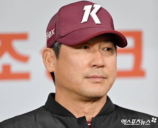 5일 오후 서울 구로구 고척스카이돔에서 열리는 '2026 신한 SOL Bank KBO리그' LG 트윈스와 키움 히어로즈의 경기, 경기 전 키움 설종진 감독이 취재진과 대화를 나누고 있다. 고척, 김한준 기자