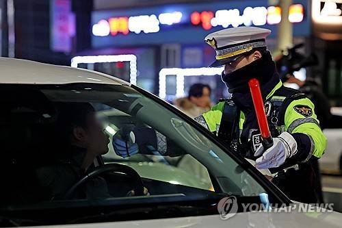 경찰이 음주 단속을 하는 모습 [연합뉴스 자료사진]