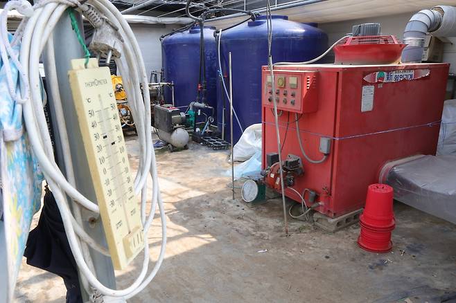 기름 온풍기와 온도계 [촬영 임병식]