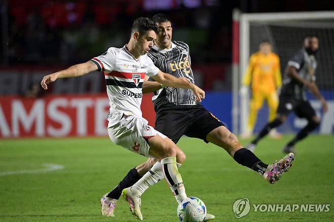 볼을 다투는 오스카르(왼쪽) [AFP=연합뉴스 자료사진]