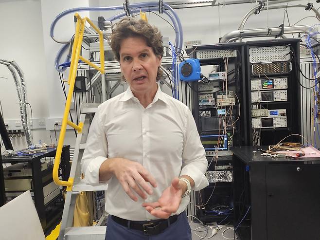 '이머전스 퀀텀' (시드니=연합뉴스) 김은경 기자 = '이머전스 퀀텀'(Emergence Quantum)의 데이비드 라일리 CEO가 취재진에게 창업 과정을 설명하고 있다.