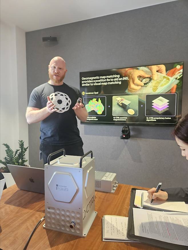 '큐컨트롤' (시드니=연합뉴스) 김은경 기자 = 호주 양자 소프트웨어 전문기업 큐컨트롤(Q-Ctrl)의 마이클 허쉬 최고과학책임자가 큐컨트롤에 대해 설명하고 있다.