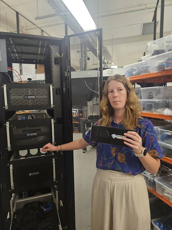 '퀀텀 브릴리언스' (캔버라=연합뉴스) 김은경 기자 = 호주 양자 하드웨어 기업 '퀀텀 브릴리언스'의 비앙카 소이어 프로그램 매니저가 현재까지 개발된 양자컴퓨터와 추후 목표로 하는 양자컴퓨터의 크기를 비교하고 있다.