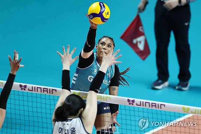 공격하는 GS칼텍스 실바 (서울=연합뉴스) 윤동진 기자 = 5일 서울 장충체육관에서 열린 챔피언결정전 한국도로공사 대 GS칼텍스 3차전 경기. GS칼텍스의 실바가 공격을 시도하고 있다. 2026.4.5 mon@yna.co.kr