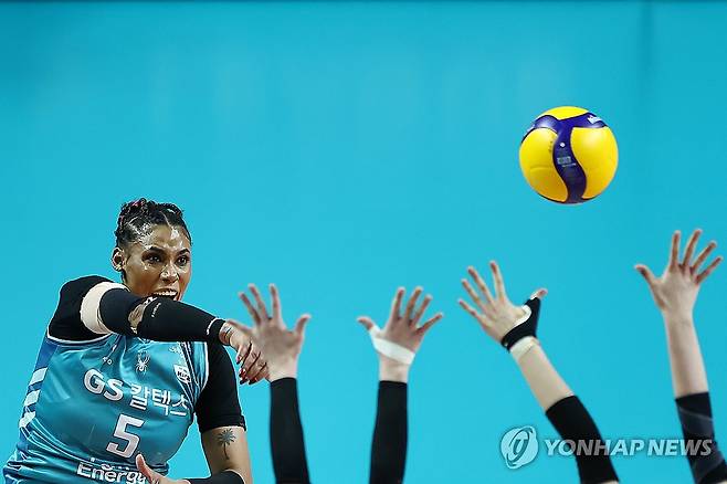 공격하는 GS칼텍스 실바 (서울=연합뉴스) 윤동진 기자 = 5일 서울 장충체육관에서 열린 챔피언결정전 한국도로공사 대 GS칼텍스 3차전 경기. GS칼텍스의 실바가 공격을 시도하고 있다. 2026.4.5 mon@yna.co.kr