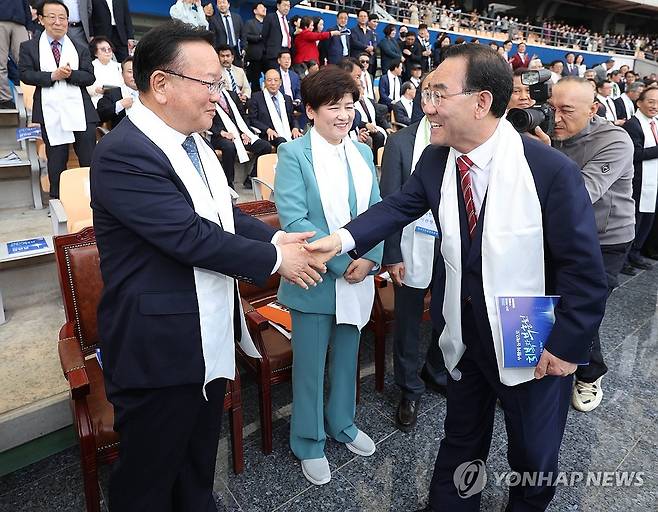 악수하는 주호영·김부겸 (대구=연합뉴스) 김현태 기자 = 5일 오후 대구스타디움에서 열린 '2026 대구 기독교 부활절 연합예배'에서 오는 6월 지방선거에서 대구시장 선거에 출사표를 던진 주호영 국회부의장(오른쪽)과 김부겸 전 국무총리가 악수하고 있다. 2026.4.5 mtkht@yna.co.kr