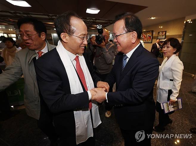 악수하는 추경호·김부겸 (대구=연합뉴스) 김현태 기자 = 5일 오후 대구스타디움에서 열린 '2026 대구 기독교 부활절 연합예배'에서 추경호 국민의힘 대구시장 경선 후보(왼쪽)와 김부겸 더불어민주당 대구시장 후보가 악수하고 있다. 2026.4.5 mtkht@yna.co.kr