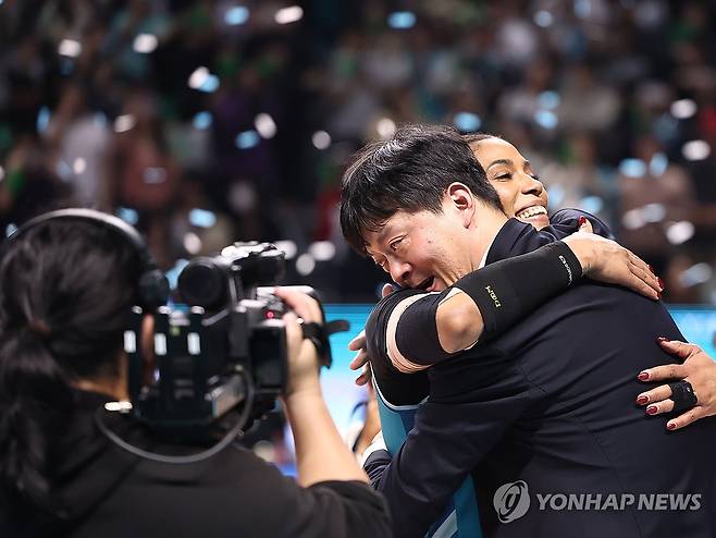 우승 포옹 (서울=연합뉴스) 윤동진 기자 = 5일 서울 장충체육관에서 열린 챔피언결정전 한국도로공사 대 GS칼텍스 3차전 경기에서 우승을 차지한 GS칼텍스 실바가 이영택 감독과 포옹하고 있다. 2026.4.5 mon@yna.co.kr