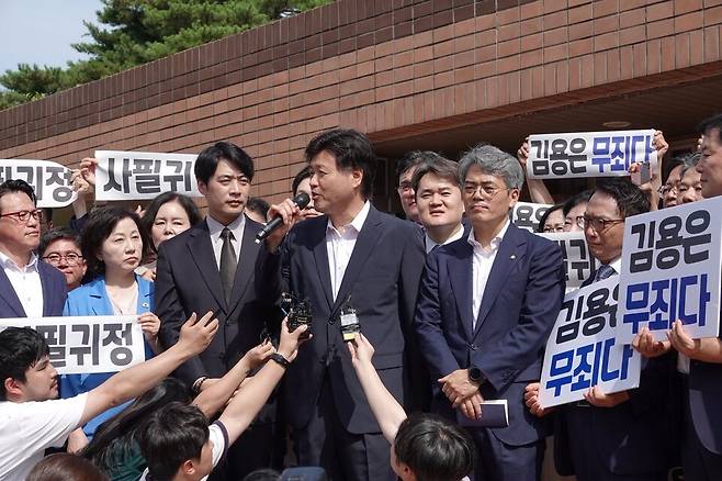 ▲민주당 김기표 의원이 김용 전 민주연구원 부원장의 무죄를 주장하며 하루빨리 당으로의 복귀를 촉구했다. /사진제공=김 의원 페이스북