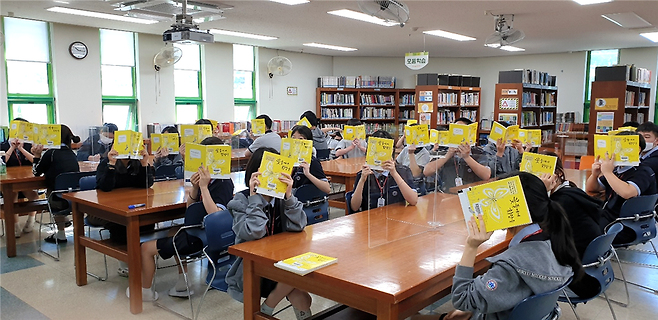 ▲ 세류중학교 학생들이 '꽃들에게 희망을' 독후활동을 하고 있다. /사진제공=세류중학교