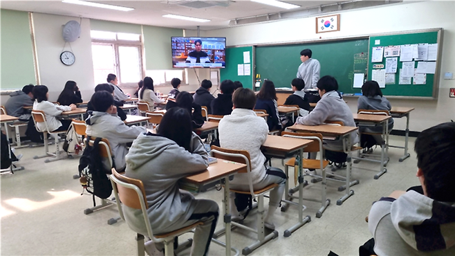 ▲&nbsp;세류중학교 학생들이 조회시간에 '세바독' 프로그램 영상을 시청하고 있다. /사진제공=세류중학교