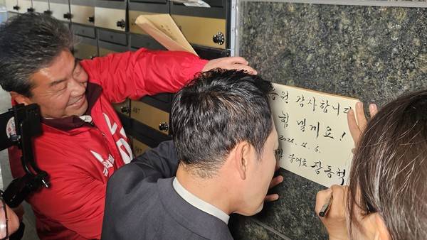 계양구 '천원주택' 견본집 찾아 사인하는 장동혁 국민의힘 대표. 인천 각 당협위원장은 동행하지 않은 채 박종진 시당위원장과 일부 예비후보만 뒤따랐다. 2026.04.06. [사진=이장원 기자]