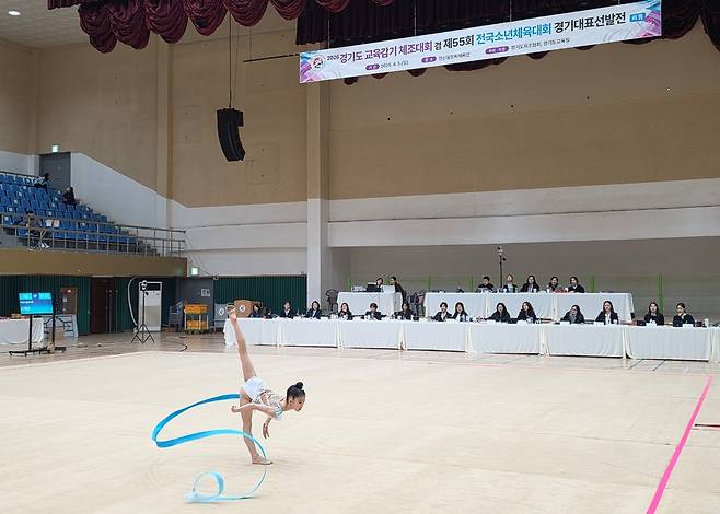 2026 경기도교육감기 체조대회 겸 제55회 전국소년체육대회 경기도대표선발전 여자 12세 이하부 개인종합에서 1위에 오른 신채은(카던스필코리아)이 리본 연기를 펼치고 있다.