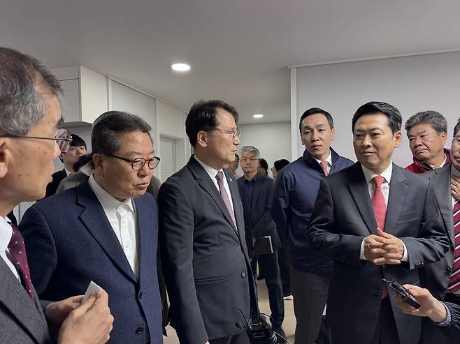 국민의힘 장동혁 당대표가 6일 인천시 계양구에 위치한 천원주택 현장을 방문해 설명을 듣고 있다