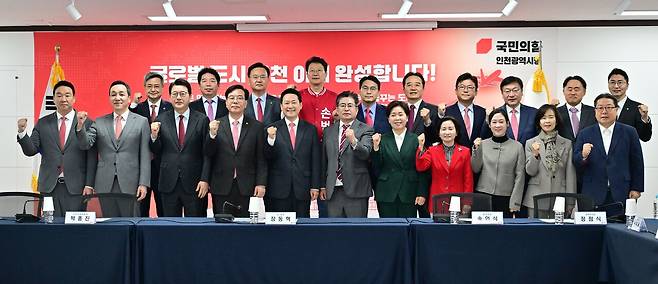 6일 인천시 미추홀구 중부지방고용노동청 앞에서 민주노총 인천본부가 4월 노동자 건강권 쟁취 투쟁의 달을 선포하는 기자회견을 열고 구호를 외치고 있다. 이진우 기자 ljw@kihoilbo.co.kr