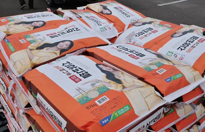 신유빈 쌀을 지역 내 소외계층에 전달하는  모습(사진=당진시 제공)