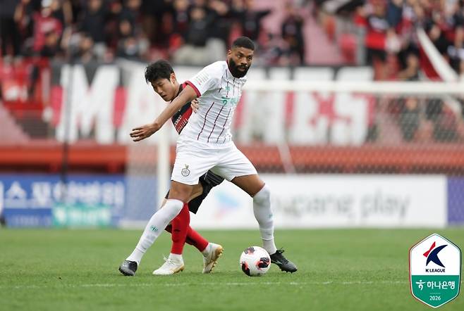 4일 대전하나시티즌 디오고가 포항스틸러스 박찬용과 경합하고 있다. 한국프로축구연맹 제공