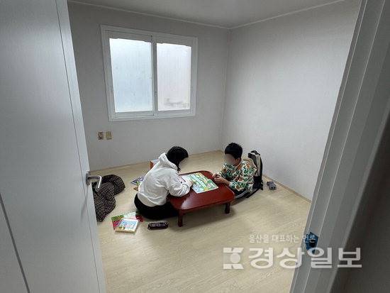 ▲ 기본적인 가구조차 없는 민호네 방. 초록우산 어린이재단 제공