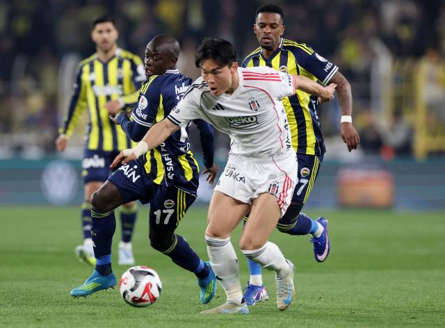 베식타시의 오현규가 6일 튀르키예 이스탄불에서 열린 2025-2026 쉬페르리그 페네르바체와의 경기 도중 드리블을 시도하고 있다. 로이터 연합뉴스