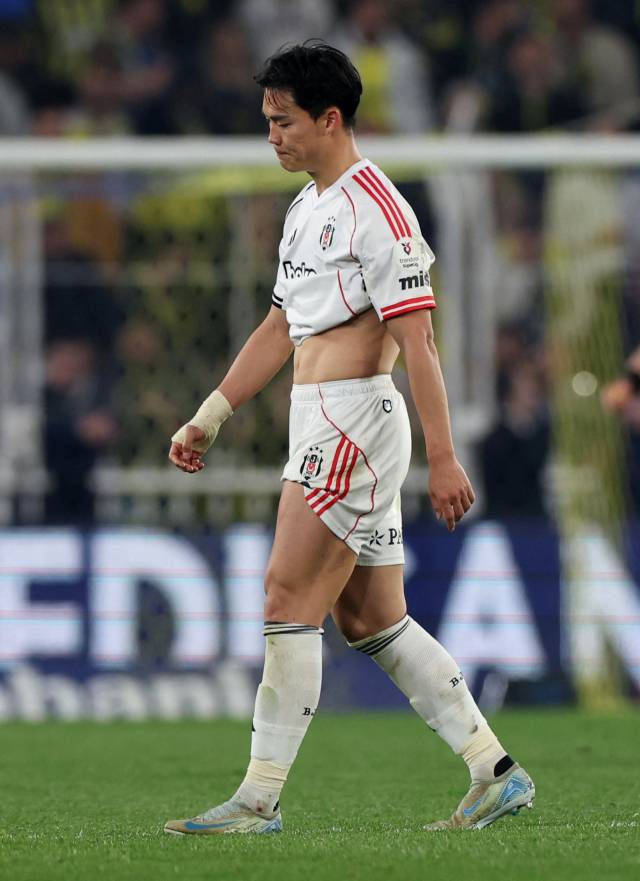 베식타시의 오현규가 6일 튀르키예 이스탄불에서 열린 2025-2026 쉬페르리그 페네르바체와의 경기 막판 교체돼 나가며 아쉬워하고 있다. 로이터 연합뉴스