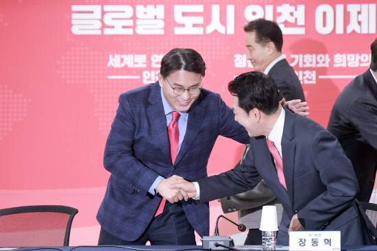 국민의힘 장동혁 대표가 6일 인천 남동구 인천시당에서 열린 현장 최고위원회의에 참석해 같은 당 윤상현 의원과 악수하며 인사하고 있다. 인천 연합뉴스