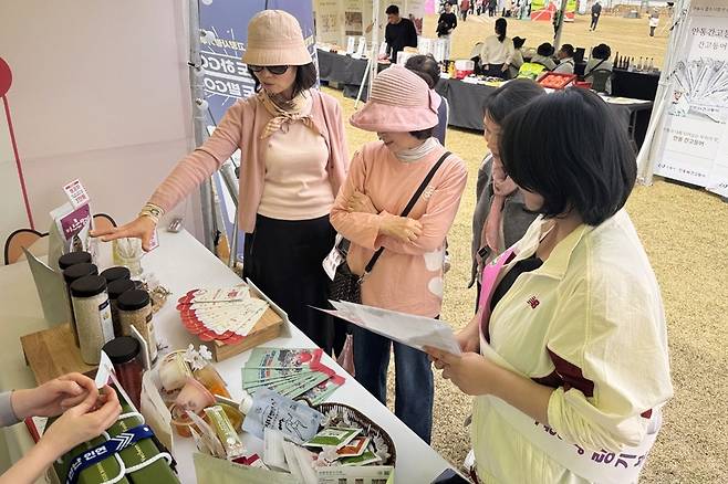 방문객들의 관심을 끌고 있는 쌀과자, 스틱형 꿀 등 실용성과 건강을 갖춘 제품들이 소개. /예천군 제공