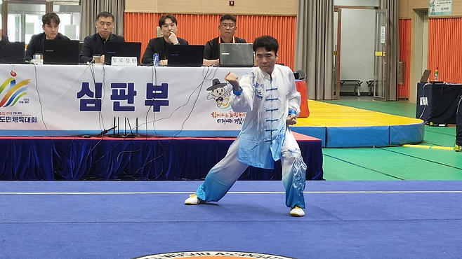 태극권(42식)에 출전한 안동시 김충구 선수가 경기를 펼치고 있다. /김세동기자