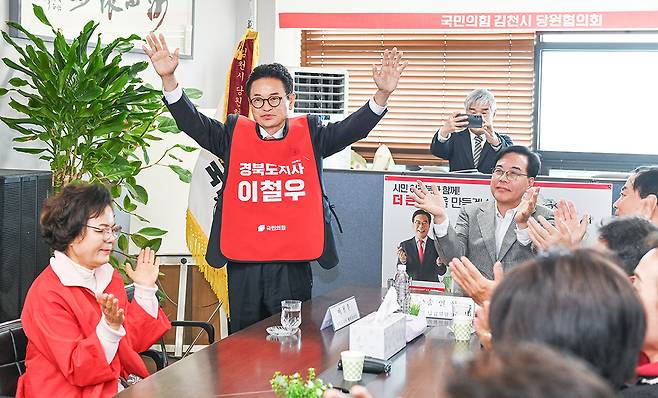 이철우 경북도지사 예비후보가 지난 5일 국민의힘 김천 당원협의회를 방문해 송언석 원내대표를 비롯해 당협을 찾은 많은 시민분들과 인사를 나누고 있다. /이철우 예비후보 선거사무소 제공