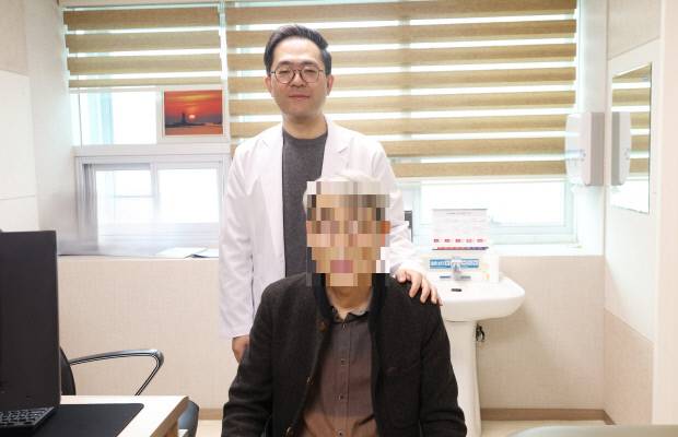 세명기독병원 지역심뇌혈관질환센터 심혈관센터 김유민 부장이 지난 2월, 협심증으로 치료를 받고 일상으로 돌아온 A씨와 외래 진료 후 기념 촬영한 모습. 세명기독병원 제공.