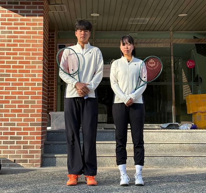 ▲ 경운대 스포츠지도학과 테니스전공에 동시에 입학한 남매 신주향 학생(오른쪽)과 신금호 학생 . 경운대 제공.