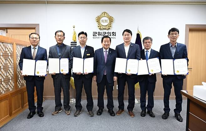 ▲ 최규종(왼쪽 4번째) 대구 군위군의회 의장은 6일 의장실에서 2025회계연도 결산검사위원(대표위원 박수현 의원, 왼쪽 5번째) 6명에 대해 위촉장을 수여한 후 기념촬영을 하고 있다.