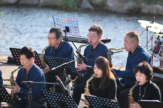 ▲ 영덕군예술인연합회가 5일 오후 5시 영덕읍 덕곡천 수변무대에서 '2026 벚꽃 버스킹 공연'을 열었다. 색소폰 연주팀이 공연을 펼치고 있다. 영덕군예술인연합회 제공