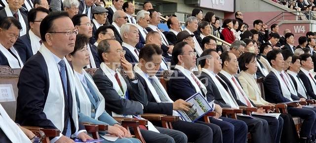 '2026 대구 기독교 부활절 연합예배'가 열린 5일 오후 대구 수성구 대구스타디움에서 더불어민주당 후보로 대구시장에 출마하는 김부겸 전 국무총리와 국민의힘 대구시장 경선 후보(추경호·윤재옥·유영하·최은석·홍석준·이재만)들이 함께 참석해 예배를 드리고 있다. 이날 법원의 컷오프(공천 배제) 효력 정지 가처분 기각 이후에도 항고 방침을 밝힌 주호영 의원도 참석했다. 김진홍 기자 solmin@idaegu.com