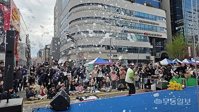 광주 동구 금남로와 충장로 일대에서 열린 ‘걷자잉’에 참여한 아이들이 메인무대에서 진행된 ‘버블아트’ 공연을 보며 환호성을 지르고 있다.김종찬기자 jck41511@mdilbo.com
