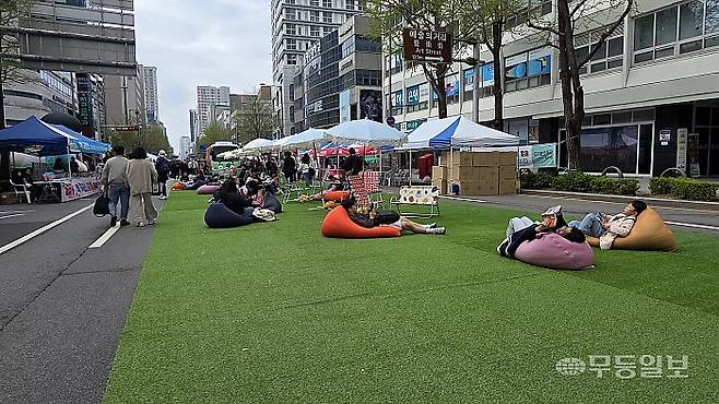 광주 동구 금남로와 충장로 일대에서 열린 ‘걷자잉’에 참여한 시민들이 휴식을 취하고 있다.김종찬기자 jck41511@mdilbo.com