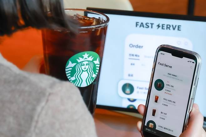 스타벅스 매장에서 고객이 패스트 서브를 이용하고 있다./사진=스타벅스코리아