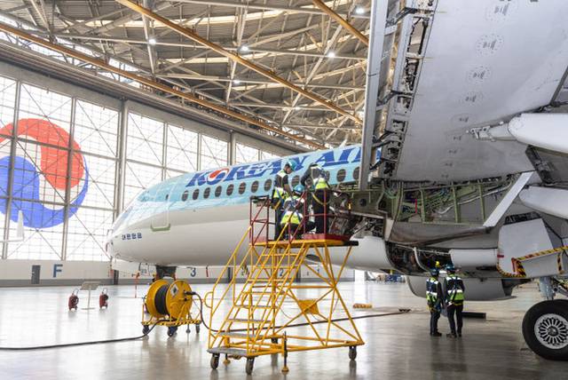 대한항공 격납고에서 전문 정비 직원들이 항공기를 점검하고 있다. 대한항공 제공