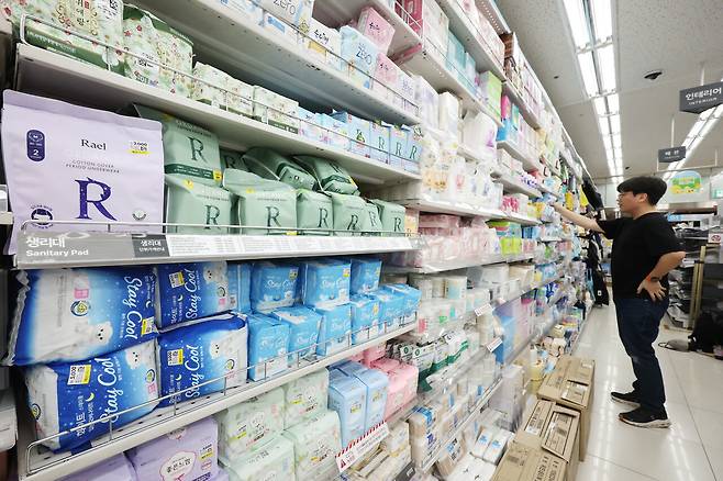 유통업계가 생리대 할인을 지속하고, 저가 품목을 확대하고 있는 6일 서울의 한 다이소에 생리대가 진열돼 있다. 다이소는 다음 달 깨끗한나라와 '10매 1000원' 생리대를 선보인다. /연합뉴스
