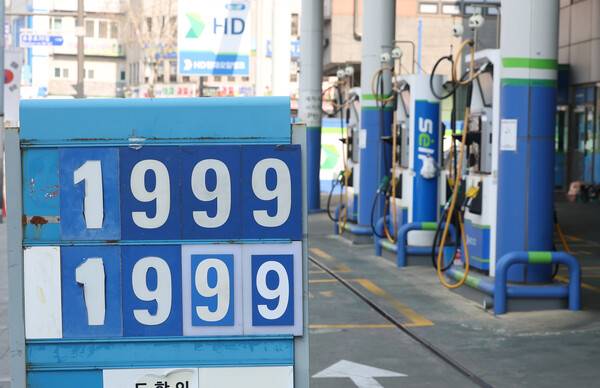 도널드 트럼프 미국 대통령이 1일(현지시간) 대국민 연설에서 이란과 합의가 이뤄지지 않으면 2∼3주에 걸쳐 이란을 극도로 강하게 타격할 것이라고 경고했다. 국제 유가가 다시 오름세를 보인 2일 서울 시내 한 주유소에 휘발유·경유 가격 안내문이 놓여 있다. 2026.4.2 연합뉴스