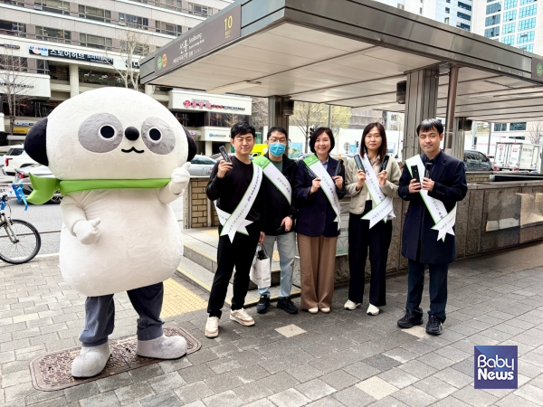 애큐온저축은행이 지난달 31일 서울 지하철 2호선 선릉(애큐온저축은행)역 일대에서 '내 금융자산 지키기 거리 캠페인'을 진행했다. 캠페인에 참여한 애큐온저축은행 소비자보호팀 임직원들이 기념사진을 촬영하고 있다. ⓒ애큐온저축은행