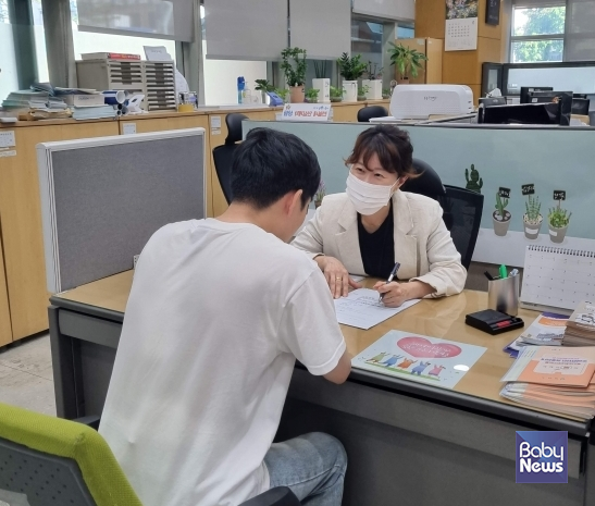 관악구 1인가구 전월세 안심계약 도움 서비스를 통해 상담 중인 청년.&nbsp;ⓒ관악구