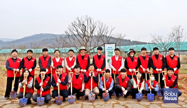 하림은 기후에너지환경부가 주관하는 새만금환경생태단지 나무심기 행사에 ESG 협업기관으로 참여해 녹지 조성 활동을 성공적으로 마쳤다. ⓒ㈜하림