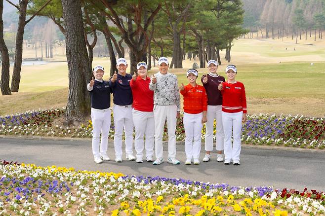 왼쪽부터 최민철, 김민수, 송은아, 최등규 대보그룹 회장, 양효진, 황민정, 서어진이 2026시즌 대보골프단 출정식에서 함께 엄지 손가락을 치켜 세우고 있다.(사진=대보골프단 제공)