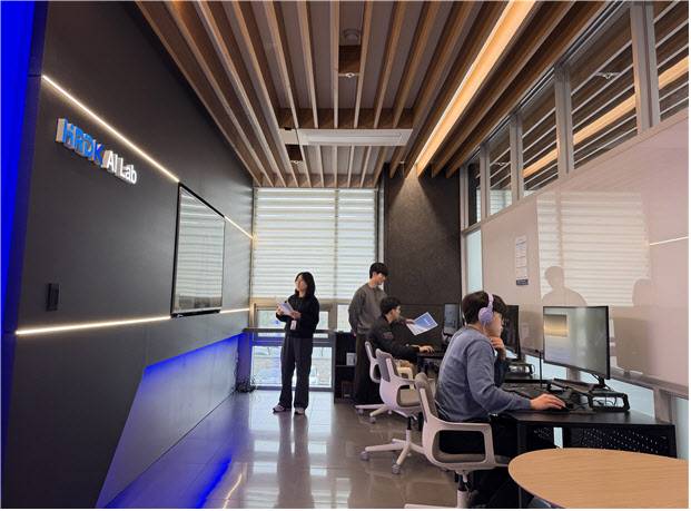 한국산업인력공단은 6일 울산광역시 중구 공단 본부에 AI 업무혁신 공간인 HRDK AI Lab을 개소했다. (사진=한국산업인력공단)