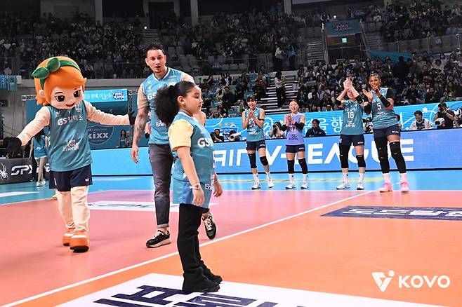 시구에 나선 시아나