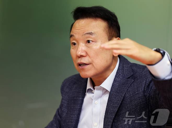 이재영 서울대학교 영어영문학과 교수가 서울 종로구 뉴스1 본사에서 인터뷰를 하고 있다. ⓒ 뉴스1 황기선 기자