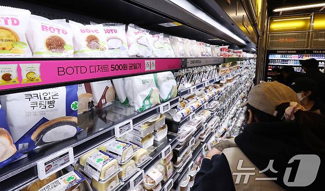 서울 시내 한 편의점 매장 내 디저트 매대 (사진은 기사 내용과 무관함) 2025.11.27 ⓒ 뉴스1 박지혜 기자