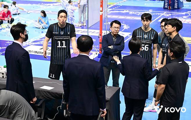 4일 열린 챔프전 2차전이 끝난 뒤 심판진에 항의하는 현대캐피탈 선수들. (KOVO 제공)