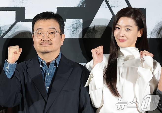 연상호 감독과 배우 전지현(오른쪽)이 6일 서울 용산구 CGV용산아이파크몰에서 열린 영화 '군체' 제작보고회에 참석해 포즈를 취하고 있다. '군체'는 정체불명의 감염사태로 봉쇄된 건물 안, 고립된 생존자들이 예측할 수 없는 형태로 진화하는 감염자들에 맞서 벌이는 사투를 그린 작품이다. ⓒ 뉴스1 권현진 기자